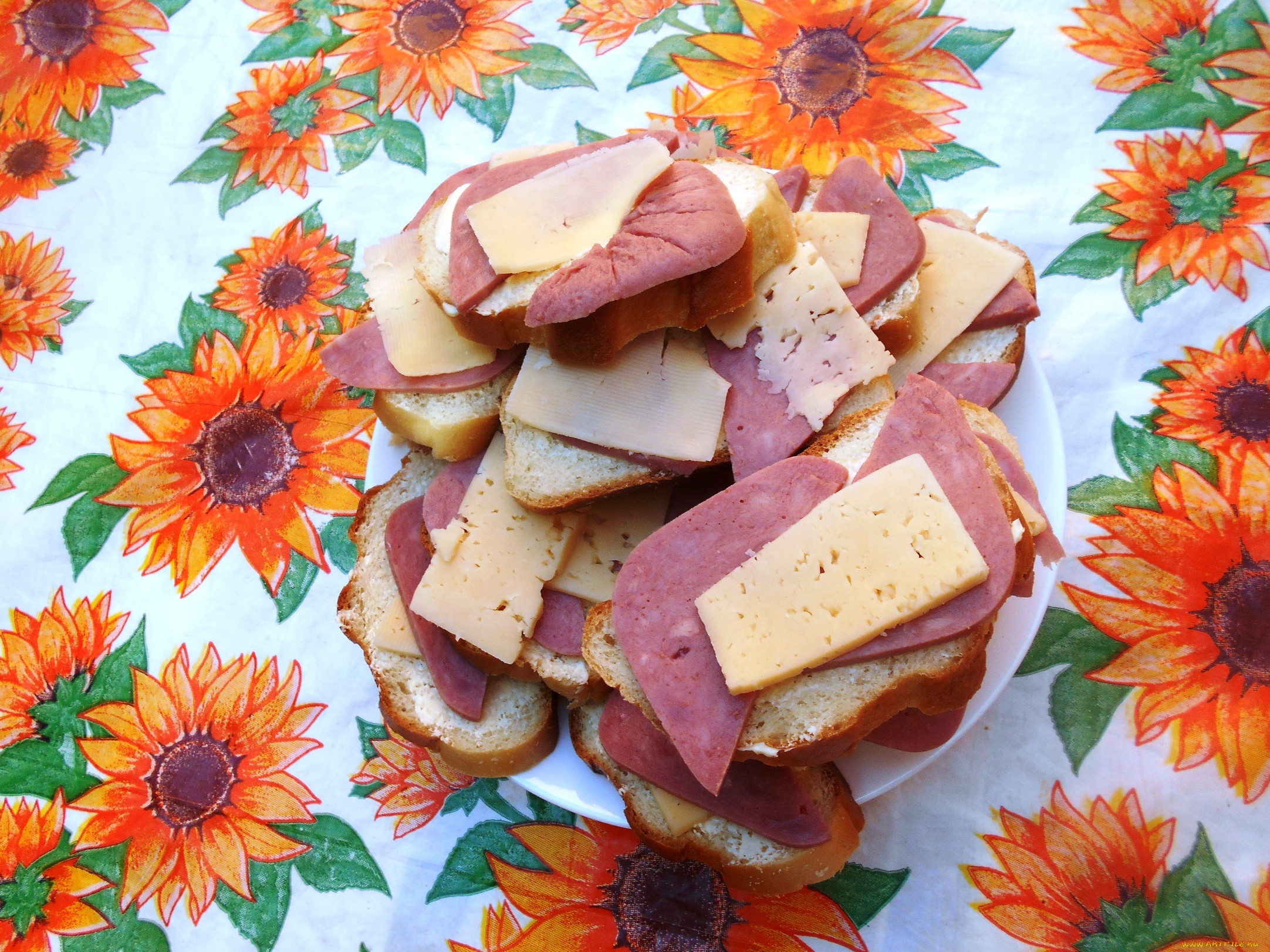 Бутерброды с колбасой и сыром на праздничный стол